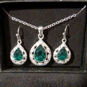 Avon Silver and Green Necklace Set